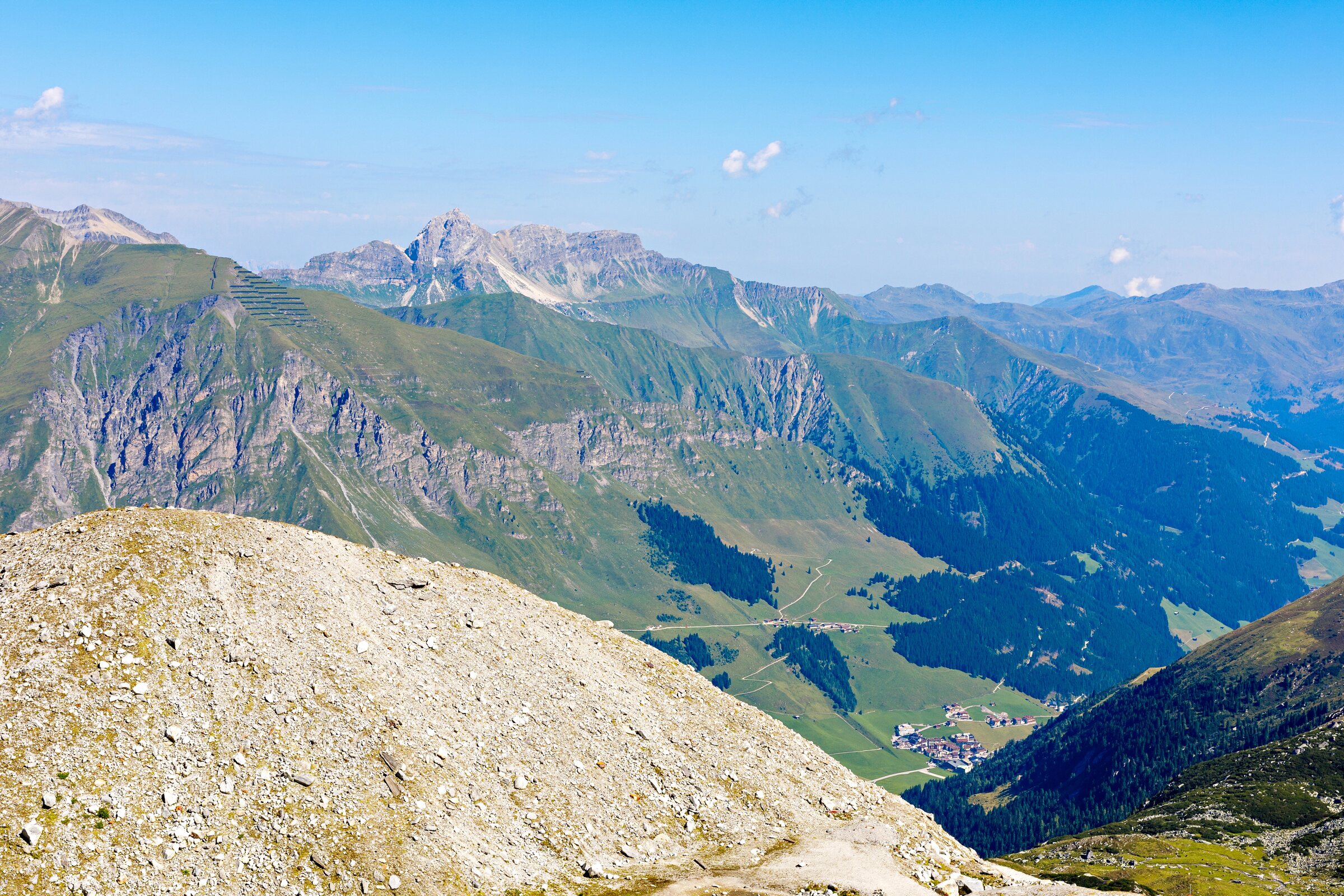 Zelené alpské údolí s výhledem na hory